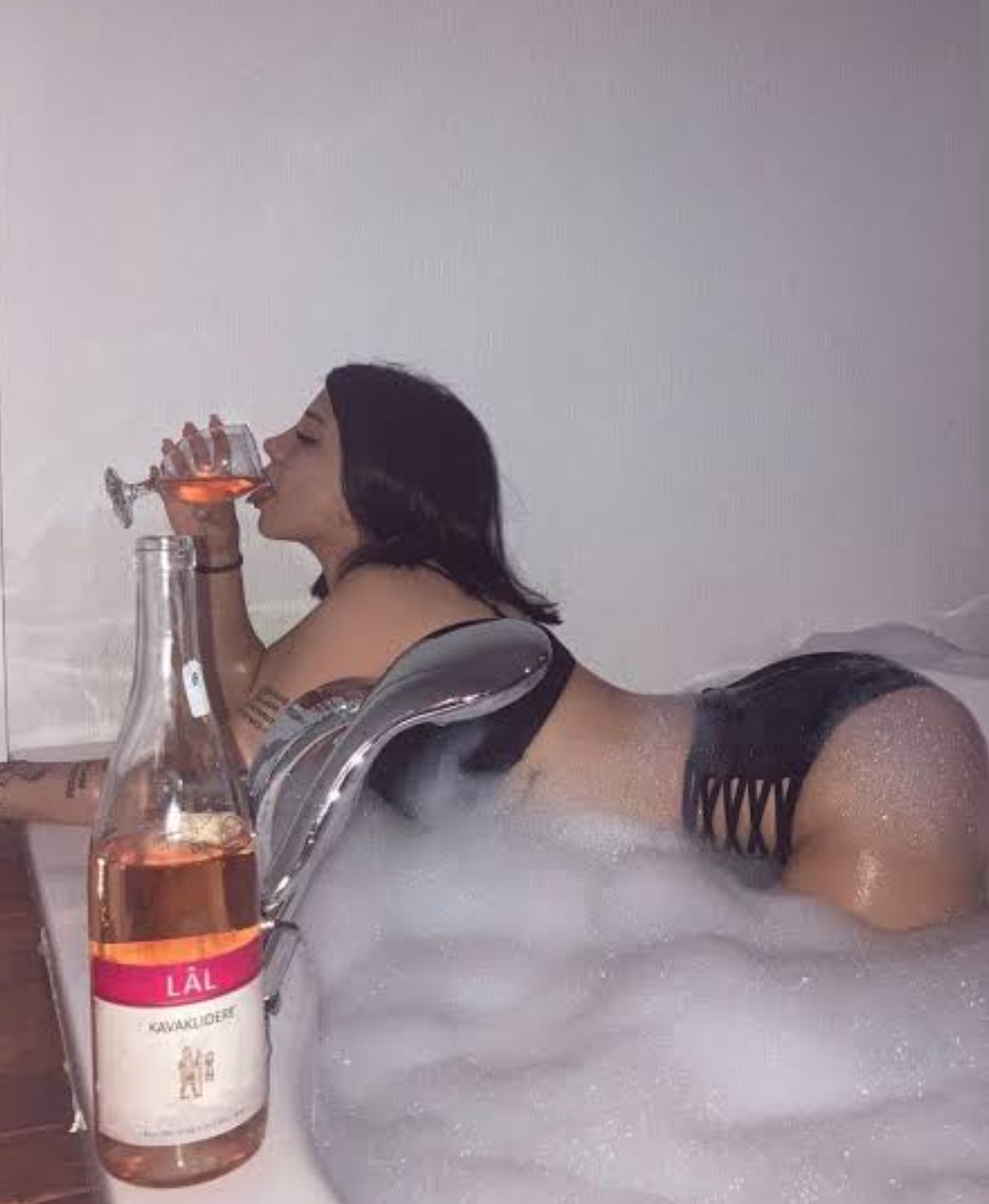 Esenyurt Escort Betül, Göz Alıcı Güzellik ve Sıcaklık Bir Arada